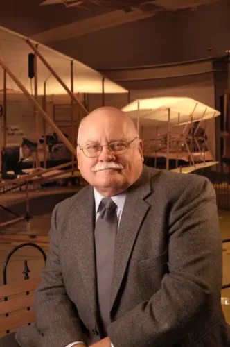 Speaker discusses Wright brothers at library